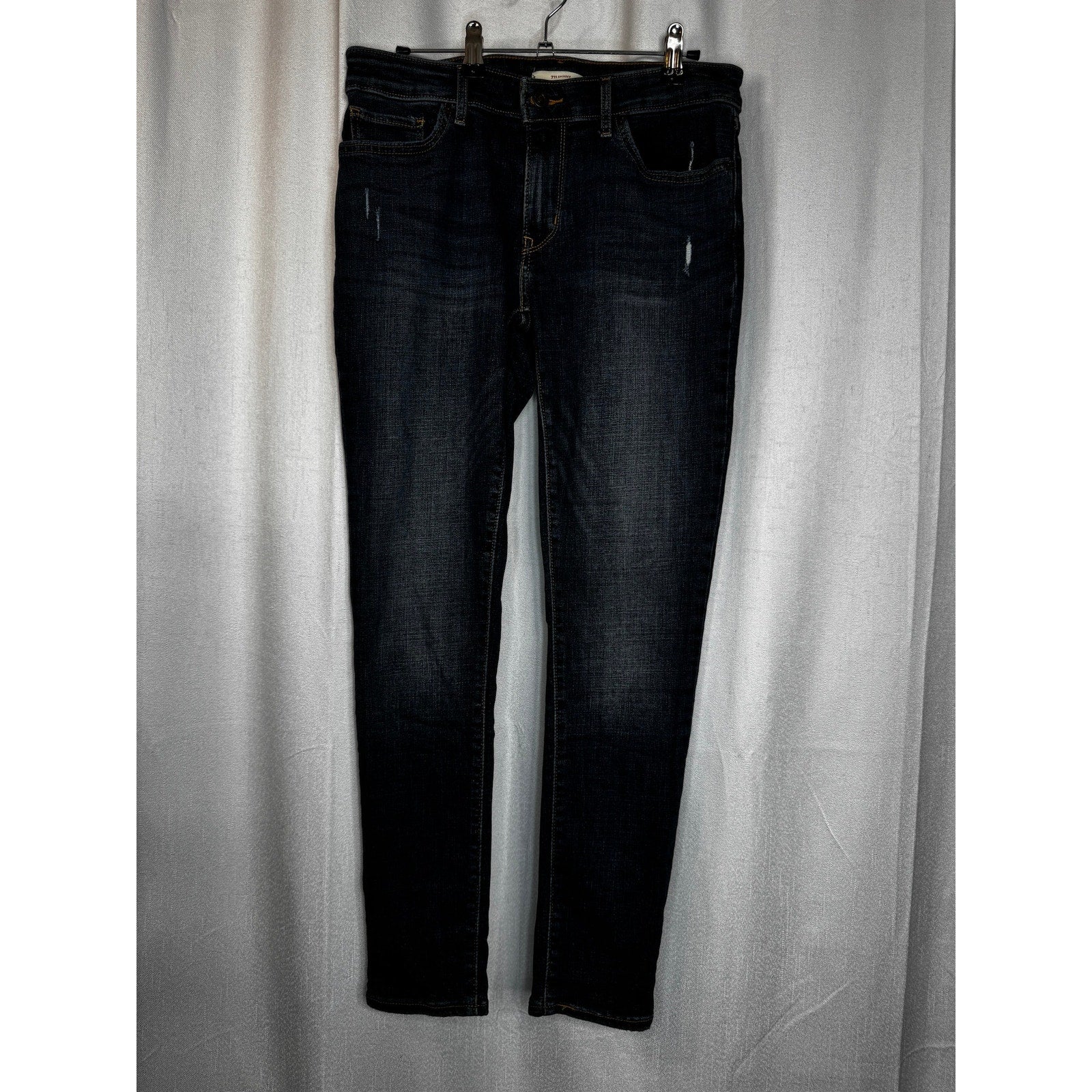 387. Levi's 711 Skinny Jeans Size 29 Dark Wash