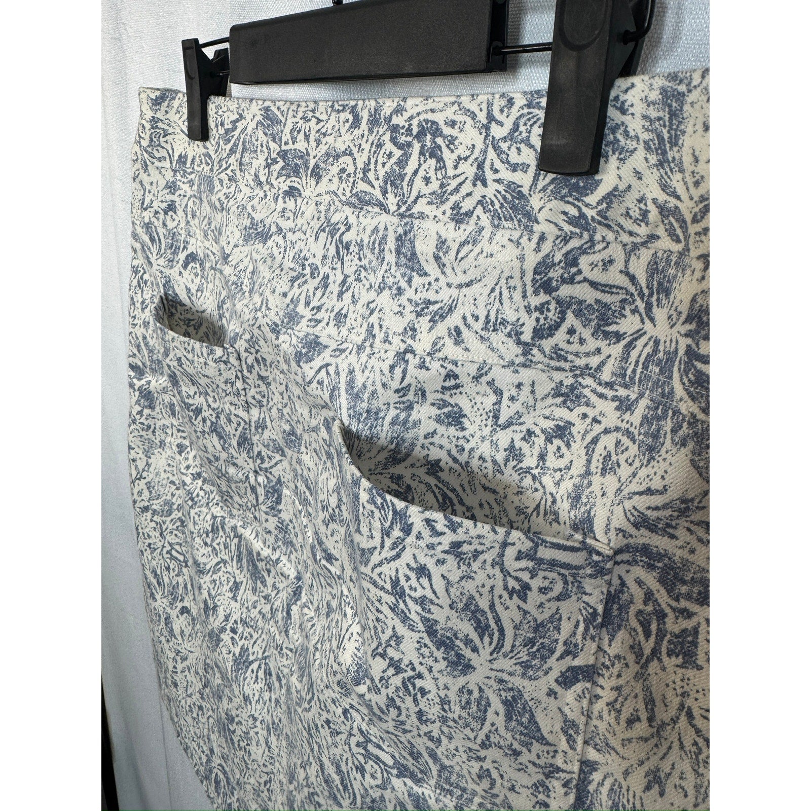 384. Elliott Lauren Blue White Floral Print Pencil Skirt Size 8