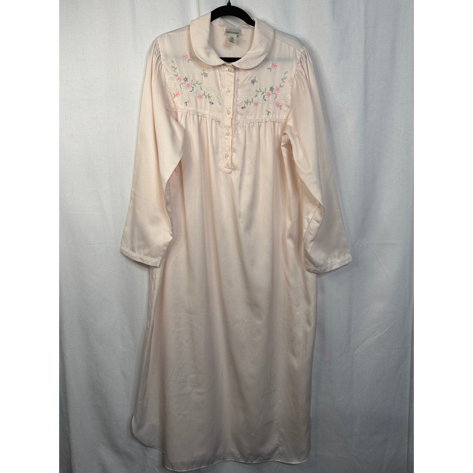 353. Delicates Embroidered Lace Trim Nightgown Sleep Dress Large