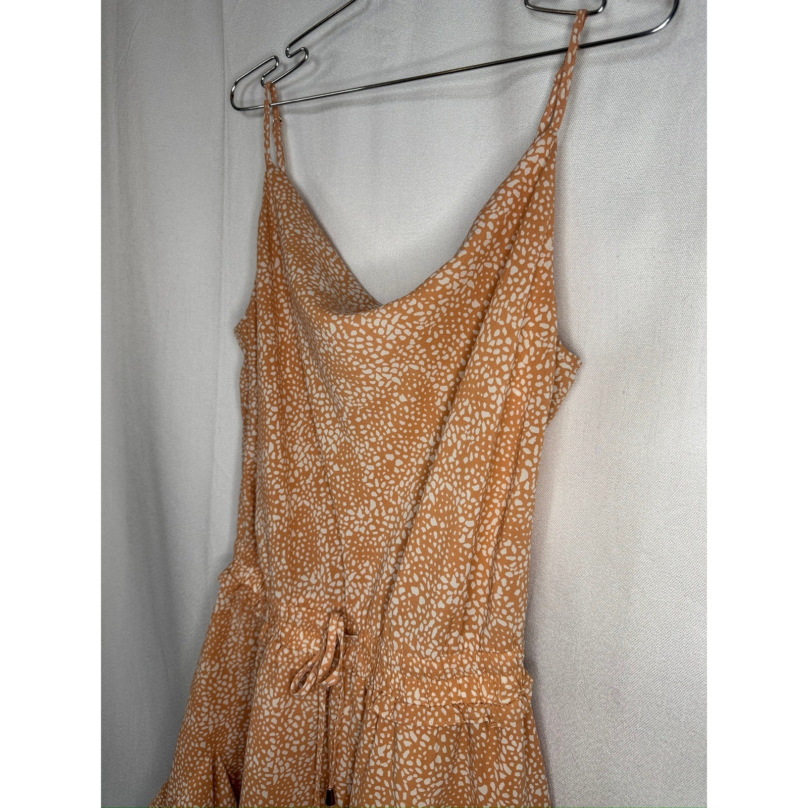 412. Entro Pebble Print Tiered Romper Tan White Size L