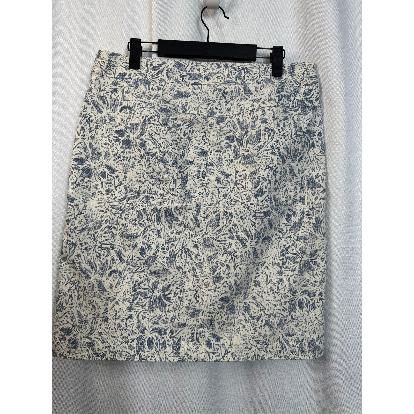 384. Elliott Lauren Blue White Floral Print Pencil Skirt Size 8